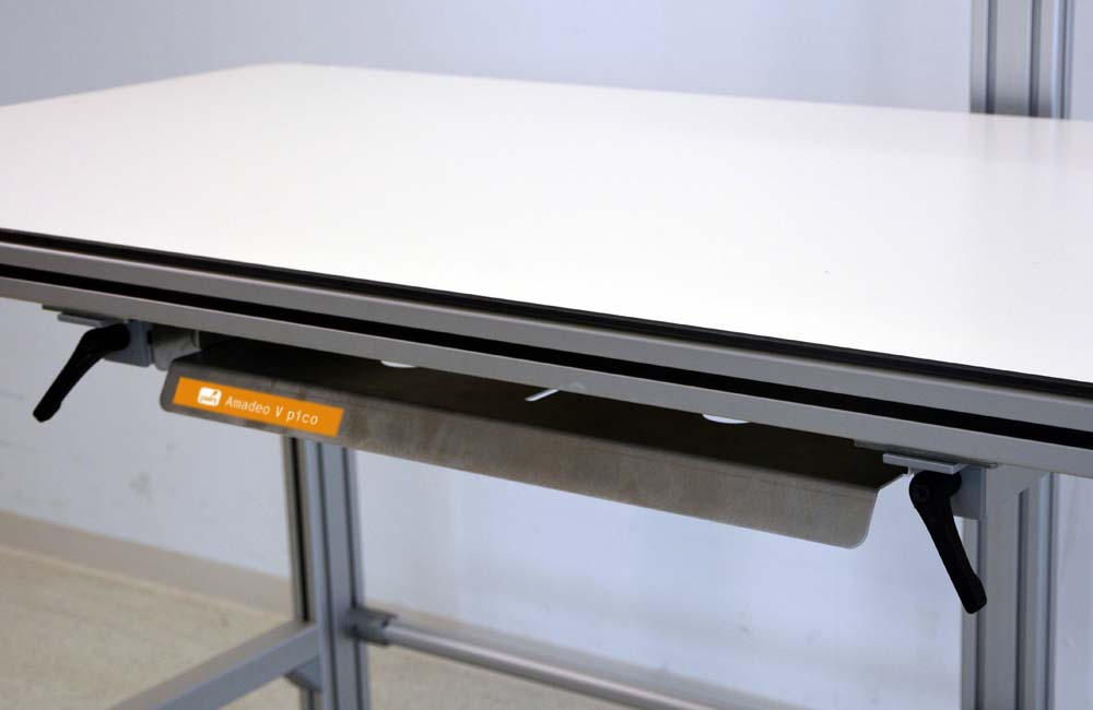 The table with the cassette for the flat panel