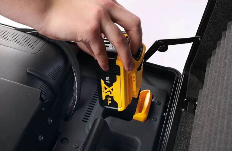 Changing the batteries of the Leonardo DR mini 3 system